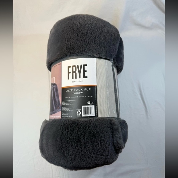 Fyre Luxe Faux Fur Throw Blanket 60 x 70in - NWT - Picture 6 of 6